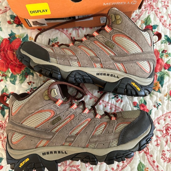 Merrell Women’s Hiking/Walking Shoes - Picture 11 of 13